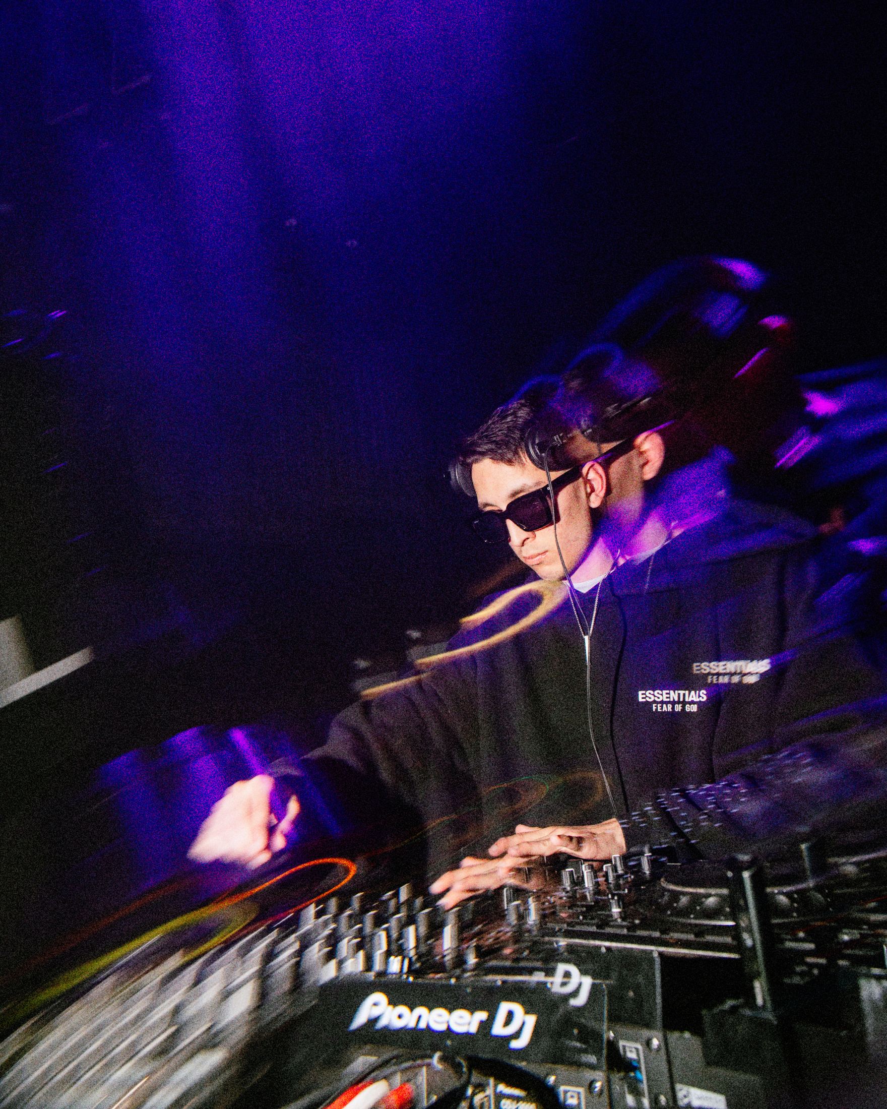 Long exposure of Kike Moreno mixing under violet light